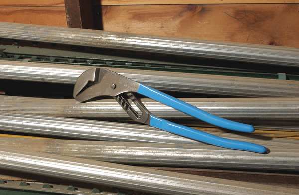 16 1/2 in Straight Jaw Tongue and Groove Plier, Serrated